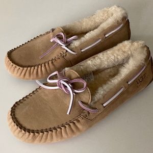 NWOT UGG Australia Dakota Moccasin Fluffy Slipper Shoes Womens